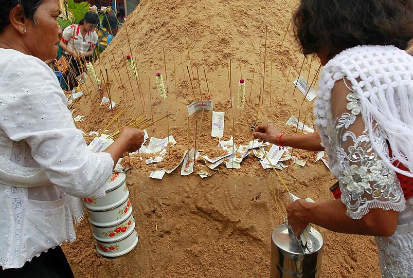 Kambodschaner verbrennen Räucherstäbchen während den Neujahrs-Feierlichkeiten in Phnom Penh. In Kambodscha wird vom 14. bis zum 16. April Neujahr gefeiert.