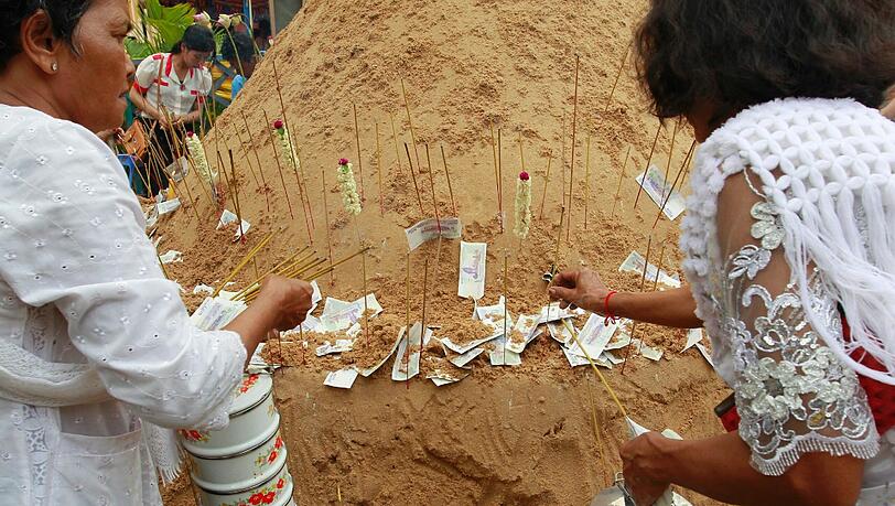 Kambodschaner verbrennen Räucherstäbchen während den Neujahrs-Feierlichkeiten in Phnom Penh. In Kambodscha wird vom 14. bis zum 16. April Neujahr gefeiert. Kambodschaner verbrennen Räucherstäbchen während den Neujahrs-Feierlichkeiten in Phnom Penh. In Kambodscha wird vom 14. bis zum 16. April Neujahr gefeiert.