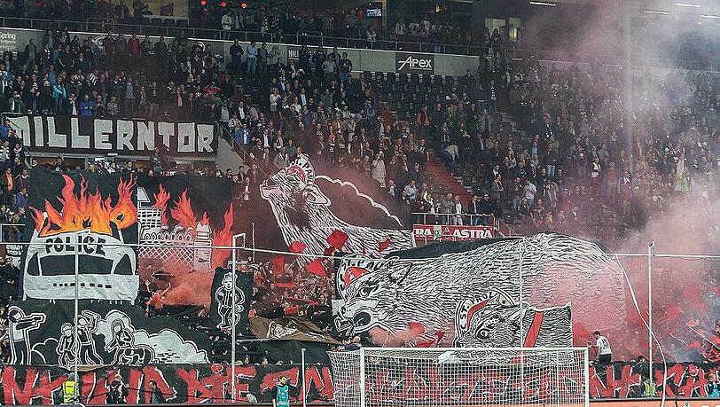 Das Millerntor: berühmt, berüchtigt und bei den Löwen gefürchtet. Das Millerntor: berühmt, berüchtigt und bei den Löwen gefürchtet.