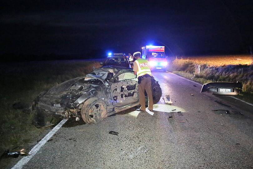 Die Fahrt eines Nissan-Fahrers endete in einer Tragödie. Der Mann wurde beim Unfall aus dem Auto geschleudert.