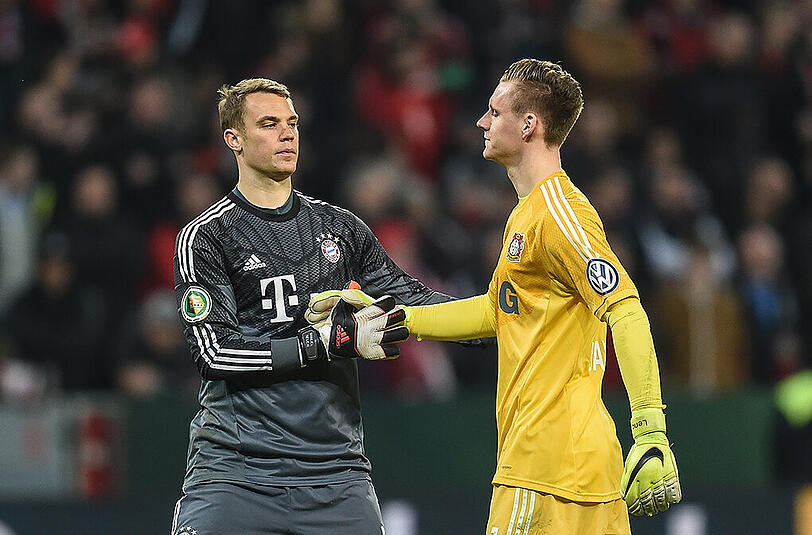Bernd Leno (r.), Bayer Leverkusens Torwart, sieht Bayern-Keeper Manuel Neuer als Vorbild.