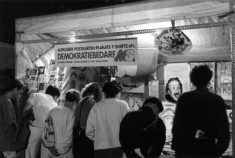 Das Festival widmet sich ökologischen Themen, an diesem 1991 aufgebauten Standl können sich die Besucher auch mit Demokratiebedarf eindecken.