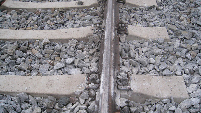 Der Abrieb am Gleis - hier überfuhr der Regionalexpress die Betonplatte. Der Abrieb am Gleis - hier überfuhr der Regionalexpress die Betonplatte.