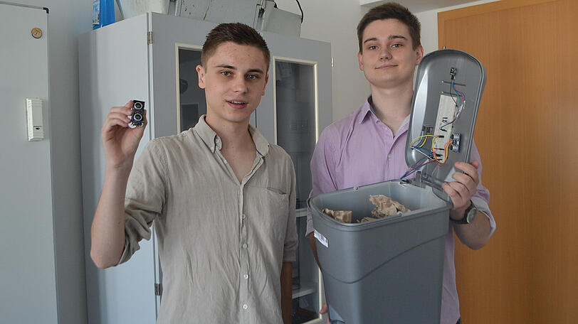 Marcel Kokorsch (links) und Nicolas Philippi haben gemeinsam in einer Arbeitsgruppe den smarten Mülleimer entwickelt. Dieser soll Reinigungskräften künftig selbstständig anzeigen, wann er geleert werden muss.