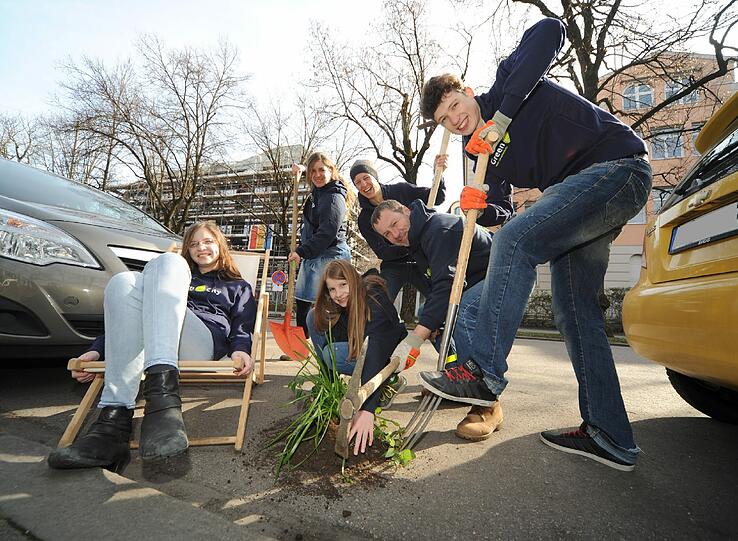 Mini-Demo der &bdquo;Green City&ldquo;-Aktivisten am Esperantoplatz: Blumen statt Blech.