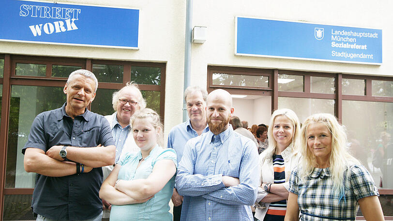 Aktiv am Westkreuz (v.l.): Streetworker Christof Guschok, Manfred Treudler, Felicitas Hermann, Ronald Wirth, Benjamin Kordoghli und Sozialreferentin Dorothee Schiwy und Jugendamtsleiterin Esther Maffei.