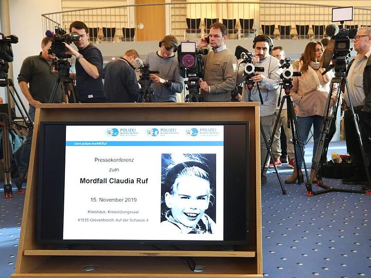 Ein Foto der vor 23 Jahren ermordeten Claudia Ruf während einer Informationsveranstaltung von Staatsanwaltschaft und Polizei.
