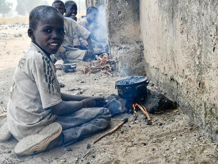 Viele Kinder sterben an indirekten Konfliktfolgen wie Hunger, zerstörte Infrastruktur und mangelnden Zugang zur Gesundheitsversorgung.