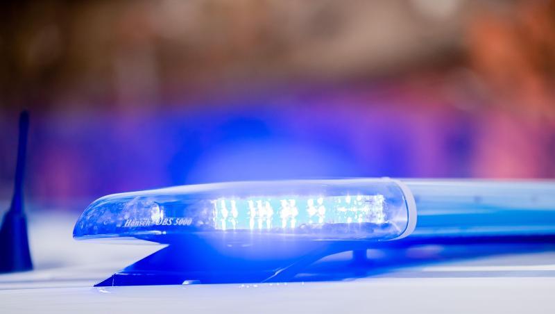 Das Blaulicht eines Polizeifahrzeuges leuchtet.