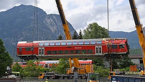 Die Aufräumarbeiten an der Unglücksstelle sollen heute weitergehen.