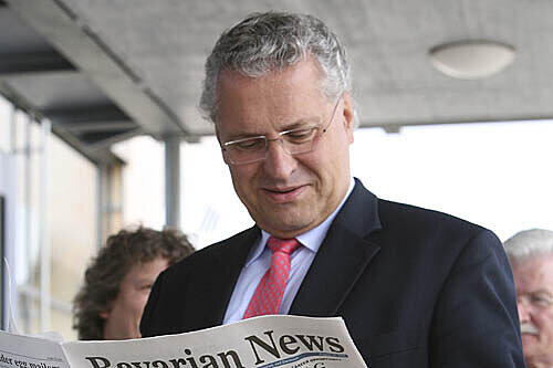 Studiert die "Bavarian News": innenminister Joachim Herrmann.