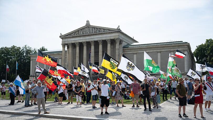 Reichsbürger bei einer Demonstration in München. (Archivbild)
