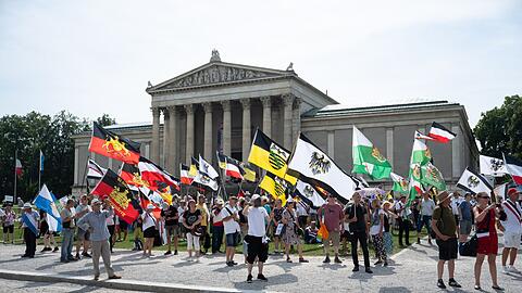 Reichsbürger bei einer Demonstration in München. (Archivbild)