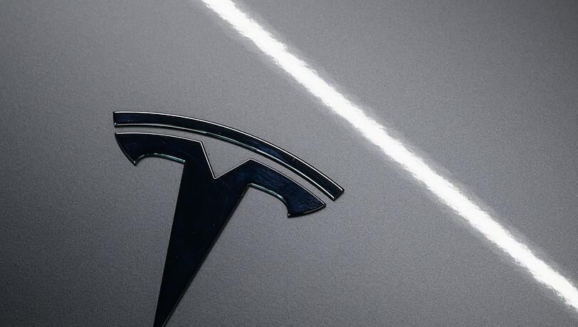 Laut Tesla-Chef Elon Musk liegt die Zukunft der Firma in selbstfahrenden Autos und Robotern. (Archivbild)