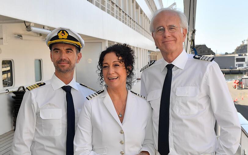 Max Parger (Florian Silbereisen, links), Hanna Liebhold (Barbara Wussow) und Oskar Schifferle (Harald Schmidt) erhoffen sich eine ruhige Reise. Max Parger (Florian Silbereisen, links), Hanna Liebhold (Barbara Wussow) und Oskar Schifferle (Harald Schmidt) erhoffen sich eine ruhige Reise.