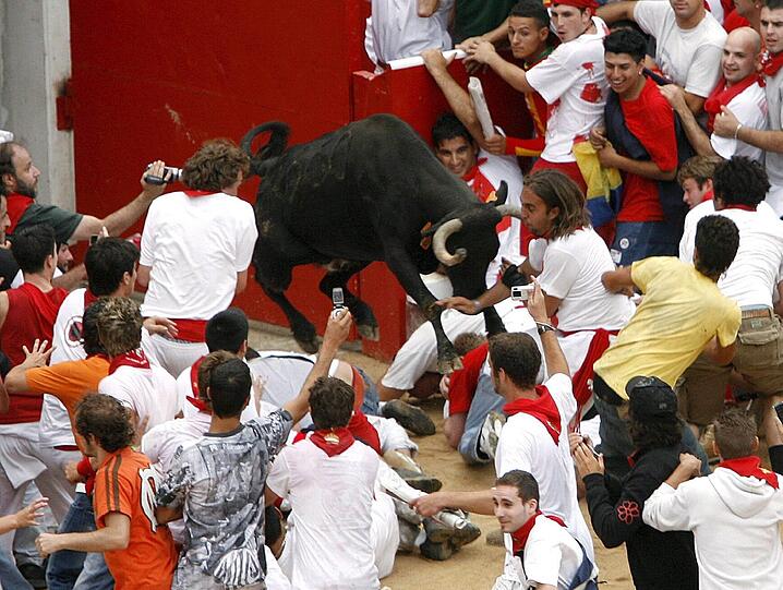 Brutal - und brutal gefährlich: Bei der alljährlichen Stierhatz in Pamplona werden zahlreiche Menschen verletzt. Gleich am ersten Tag 2013 sind es vier.