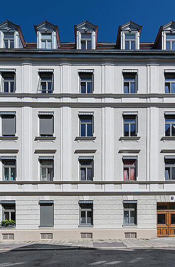 Schöttlstraße 12: Das Mietshaus wurde 1901 nach den Plänen des Architekten Konrad Böhm im Stil der Neurenaissance errichtet.