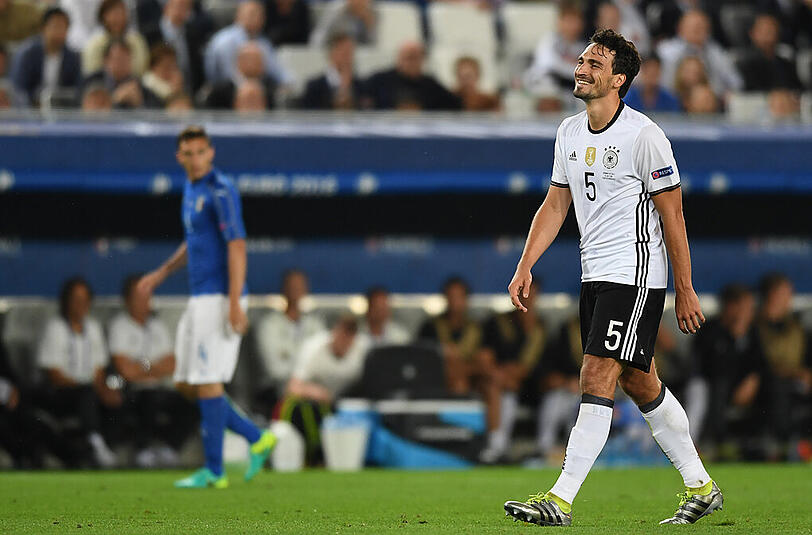 12. Schuss: MATS HUMMELS, 3:3. Weiß schon, dass er gelbgesperrt im Halbfinale fehlen wird, muss treffen - und trifft. Buffon ist fast dran. Puh.