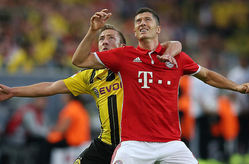 Robert Lewandowski: Note 3. Mit Polen im EM-Viertelfinale gescheitert genoss der Mittelstürmer fünf Wochen Urlaub, in Dortmund erstmals wieder im Einsatz. Gute Chance per Kopf zur Führung, die BVB-Keeper Bürki mit guter Parade. verhinderte. Gute Vorbereitung zu Vidals 1:0. Ihm fehlt noch an Tempo.