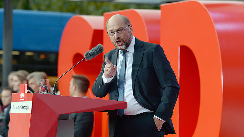 SPD-Kanzlerkandidat Martin Schulz spricht bei einer Wahlkampfveranstaltung auf dem Königsplatz in Kassel.