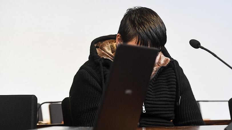 Baden-Württemberg, Freiburg, Der Angeklagte Hussein K. sitzt im Landgericht im Gerichtssaal hinter einem Notebook. Der Angeklagte hat gestanden, eine junge Frau missbraucht, gewürgt und bewusstlos ins Wasser gelegt zu haben.