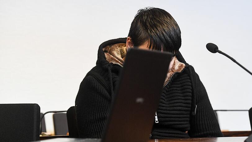 Baden-Württemberg, Freiburg, Der Angeklagte Hussein K. sitzt im Landgericht im Gerichtssaal hinter einem Notebook. Der Angeklagte hat gestanden, eine junge Frau missbraucht, gewürgt und bewusstlos ins Wasser gelegt zu haben. Baden-Württemberg, Freiburg, Der Angeklagte Hussein K. sitzt im Landgericht im Gerichtssaal hinter einem Notebook. Der Angeklagte hat gestanden, eine junge Frau missbraucht, gewürgt und bewusstlos ins Wasser gelegt zu haben.