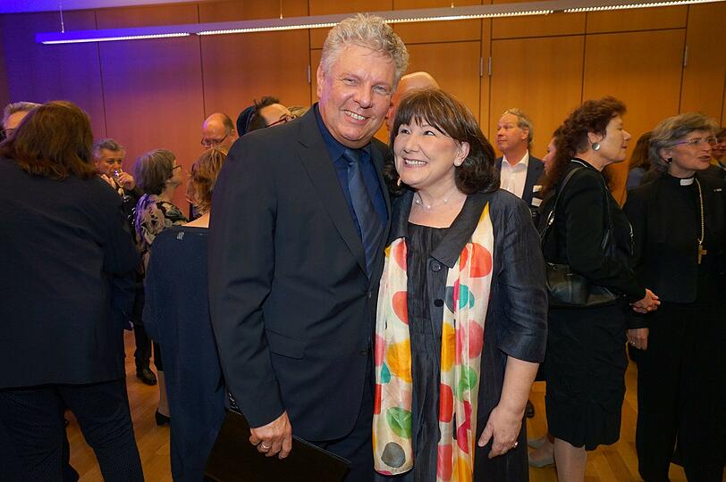 Farbtupfer: Petra Reiter mit ihrem Mann Dieter.