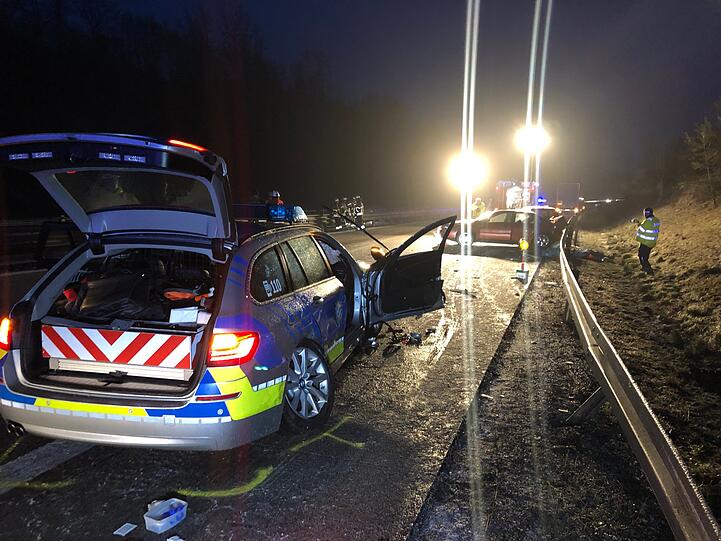Tragischer Unfall auf der A73: Nach einem leichten Unfall mit Blechschaden wird ein Lkw-Fahrer von einem Auto erfasst und tödlich verletzt.