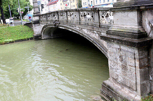 Brücke über den Nymphenburger Kanal,Menzingerstraße.Von dieser Brücke ist ein Mann in den Kanal gesprungen.