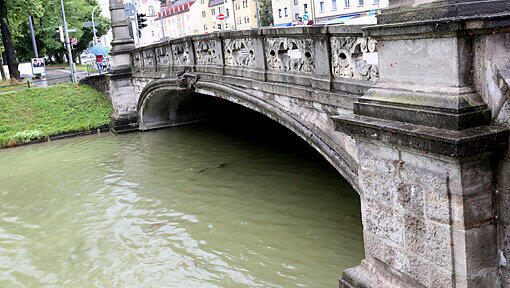 Brücke über den Nymphenburger Kanal,Menzingerstraße.Von dieser Brücke ist ein Mann in den Kanal gesprungen. Brücke über den Nymphenburger Kanal,Menzingerstraße.Von dieser Brücke ist ein Mann in den Kanal gesprungen.
