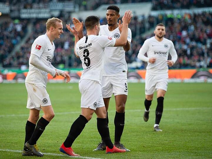 Frankfurts Luka Jovic (M) jubelt mit Haller (r) nach seinem Treffer zum 0:2.