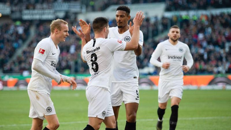 Frankfurts Luka Jovic (M) jubelt mit Haller (r) nach seinem Treffer zum 0:2.