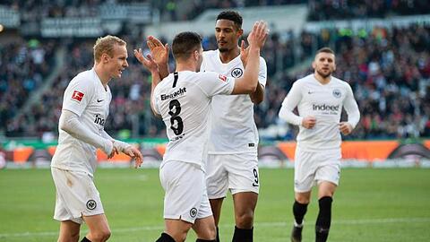 Frankfurts Luka Jovic (M) jubelt mit Haller (r) nach seinem Treffer zum 0:2.