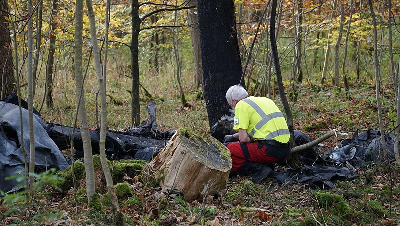 Einsatzkräfte an der Absturzstelle eines Kleinflugzeugs im Alb-Donau-Kreis.