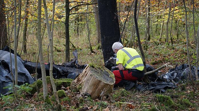 Einsatzkräfte an der Absturzstelle eines Kleinflugzeugs im Alb-Donau-Kreis.
