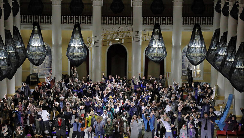 Das Bühnenbild zitiert den Säulensaal im Moskauer Haus der Gewerkschaften. Hier fanden Trauerfeiern für sowjetische Staats- und Parteichefs statt. Das Bühnenbild zitiert den Säulensaal im Moskauer Haus der Gewerkschaften. Hier fanden Trauerfeiern für sowjetische Staats- und Parteichefs statt.
