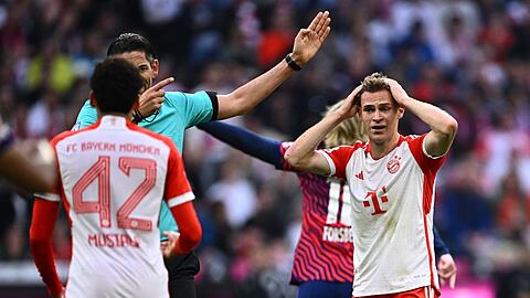 Jamal Musiala und Joshua Kimmich hadern mit einer Entscheidung von Schiedsrichter Deniz Aytekin.
