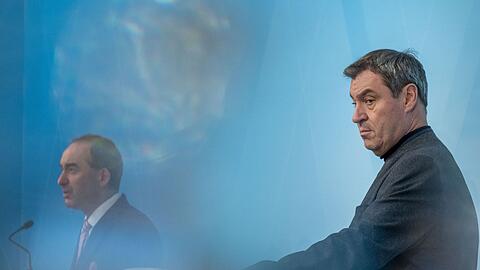 Hubert Aiwanger und Markus Söder (r, CSU) nehmen an einer Pressekonferenz teil.
