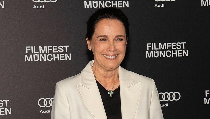 Désirée Nosbusch posiert lachend bei der Premiere des Kinofilms "Poison - Eine Liebesgeschichte" am 5. Juli auf dem Filmfest München 2024.