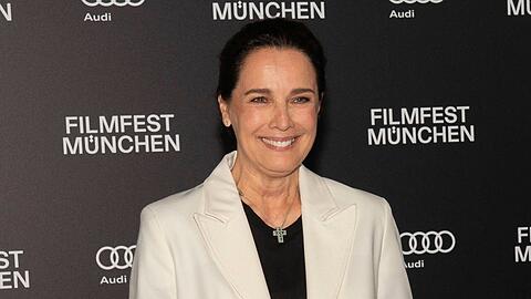 Désirée Nosbusch posiert lachend bei der Premiere des Kinofilms "Poison - Eine Liebesgeschichte" am 5. Juli auf dem Filmfest München 2024.