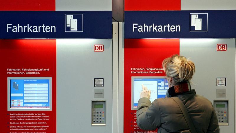 Eine Frau an einem Fahrkartenautomaten der Deutschen Bahn. Eine Frau an einem Fahrkartenautomaten der Deutschen Bahn.