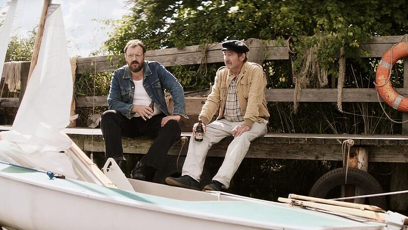Der wortkarge Segelklubfreund (Thorsten Merten) ist etwas misstrauisch, warum Paul (Charly Hübner) bei ihm segeln lernen will. Der wortkarge Segelklubfreund (Thorsten Merten) ist etwas misstrauisch, warum Paul (Charly Hübner) bei ihm segeln lernen will.