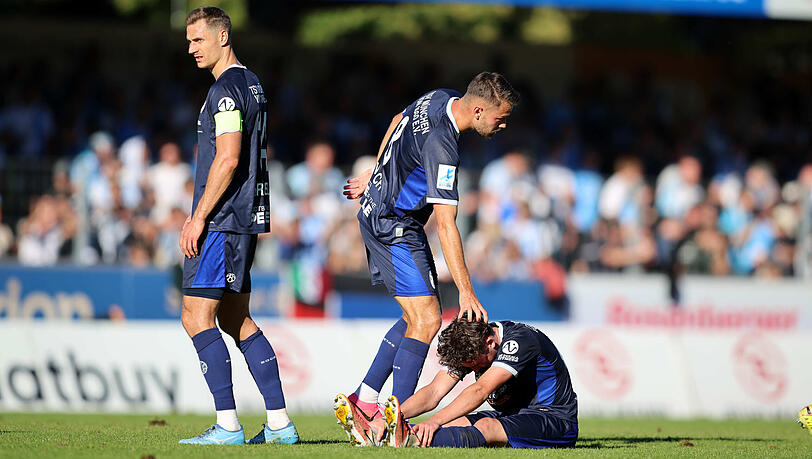Erstmals in dieser Regionalliga-Saison verlassen die Löwen den Platz ohne Zähler. Entsprechend enttäuscht zeigen sich Kapitän Dennis Dressel, Raphael Wach und Lance Fiedler (v.l.). Erstmals in dieser Regionalliga-Saison verlassen die Löwen den Platz ohne Zähler. Entsprechend enttäuscht zeigen sich Kapitän Dennis Dressel, Raphael Wach und Lance Fiedler (v.l.).