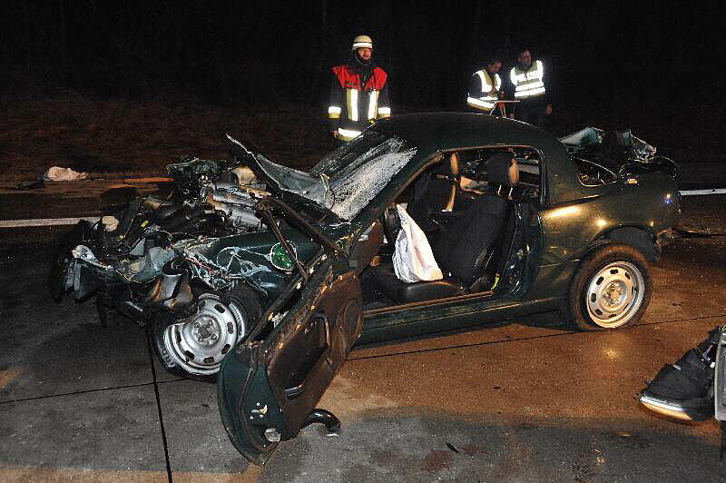 Rettungskräfte im Einsatz nach dem Unfall auf der A 92