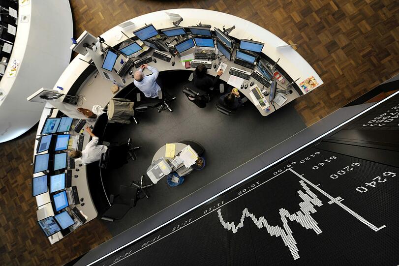 Wertpapierhändler am Montag (08.08.11) in der Börse in Frankfurt am Main: Der befürchtete Crash am deutschen Aktienmarkt ist bisher ausgeblieben.