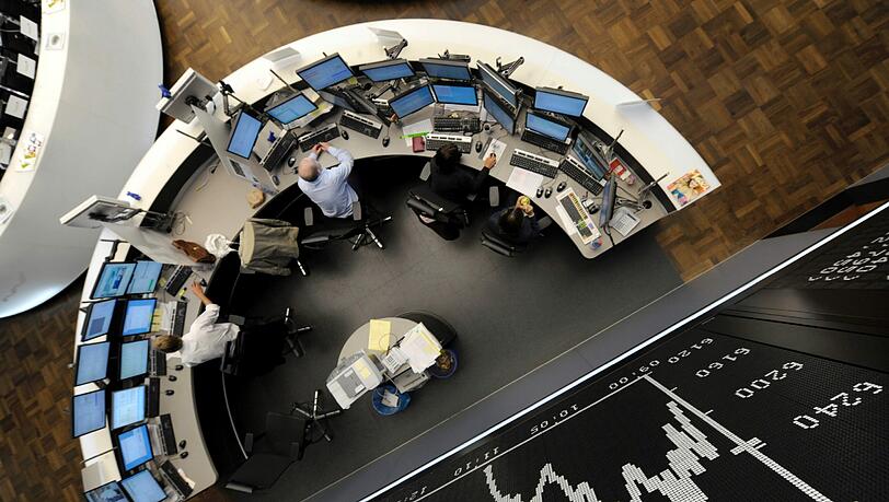 Wertpapierhändler am Montag (08.08.11) in der Börse in Frankfurt am Main: Der befürchtete Crash am deutschen Aktienmarkt ist bisher ausgeblieben. Wertpapierhändler am Montag (08.08.11) in der Börse in Frankfurt am Main: Der befürchtete Crash am deutschen Aktienmarkt ist bisher ausgeblieben.