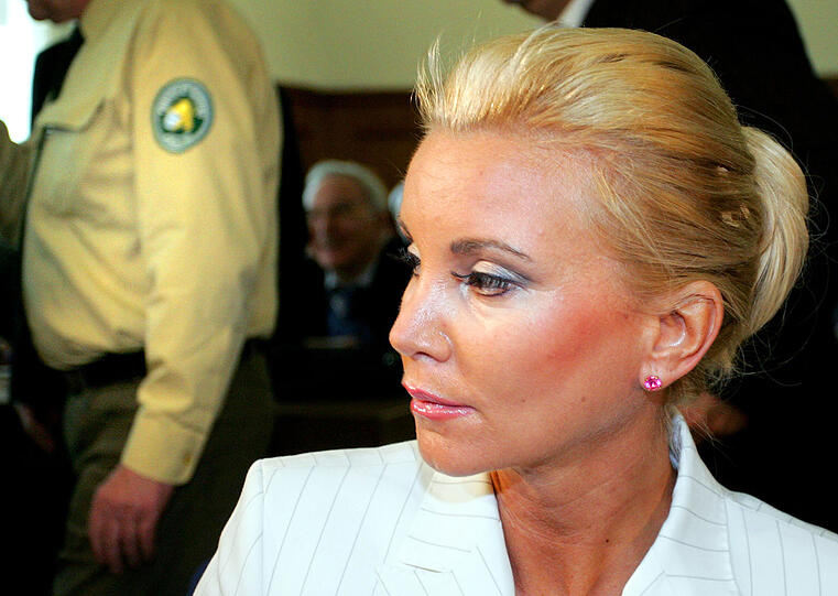Das ist Tatjana Gsell: Nach dem Tod ihres Mannes drängte die schrille Witwe (40) mit immer neuen Liebhabern &ndash; darunter Ferfried Prinz von Hohenzollern &ndash; ins Rampenlicht. Ihr Markenzeichen: die Freizügigkeit &ndash; sei es als Partygirl, Covermädchen oder als lebende Werbung für Erotik-Messen - Bilder aus ihrem Leben.