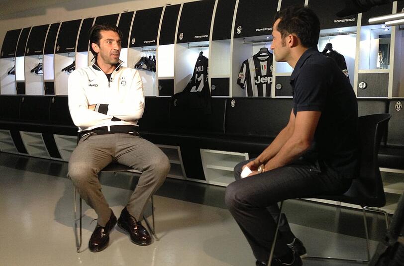 Hasan Salihamidzic, früher FC Bayern, interviewt Gianluigi Buffon für "Sky" in der Kabine von Juventus Turin.