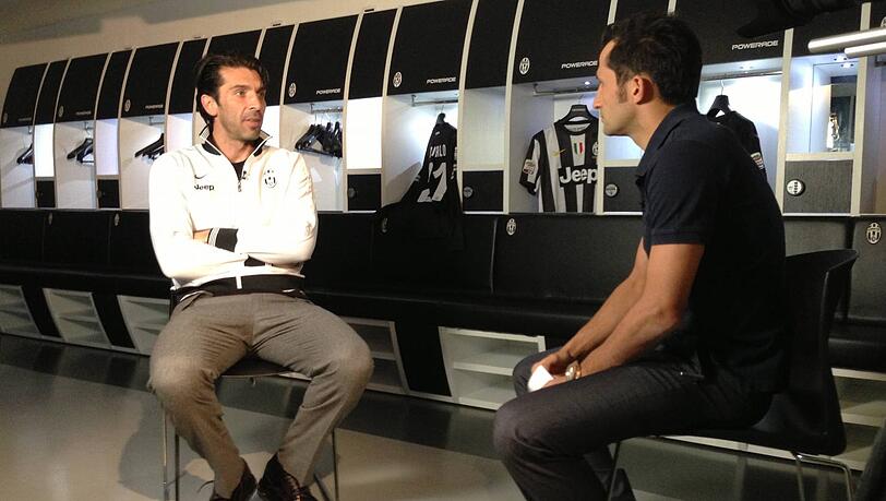 Hasan Salihamidzic, früher FC Bayern, interviewt Gianluigi Buffon für "Sky" in der Kabine von Juventus Turin. Hasan Salihamidzic, früher FC Bayern, interviewt Gianluigi Buffon für "Sky" in der Kabine von Juventus Turin.