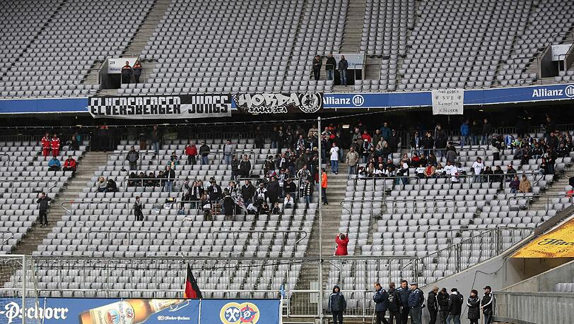 Wasser in der Allianz Arena: Am Sonntag musste das Spiel der Jung-Löwen gegen Elversberg abgesagt werden. Wasser in der Allianz Arena: Am Sonntag musste das Spiel der Jung-Löwen gegen Elversberg abgesagt werden.